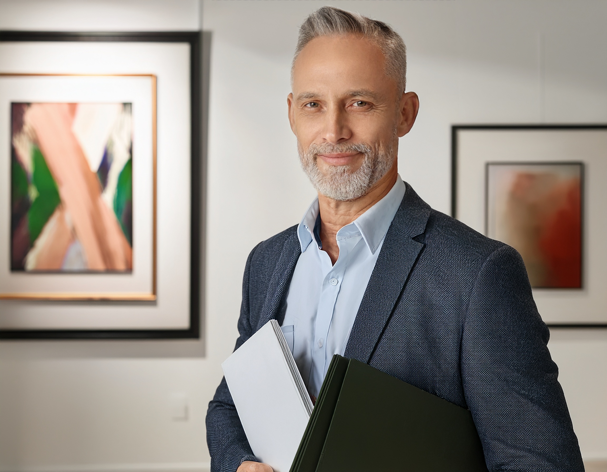 Portrait eines Mannes mittleren Alters, professionelles Erscheinungsbild.